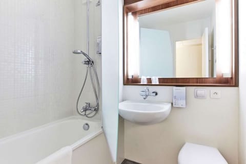 Standard Room, 1 Double Bed | Bathroom | Eco-friendly toiletries, hair dryer, towels