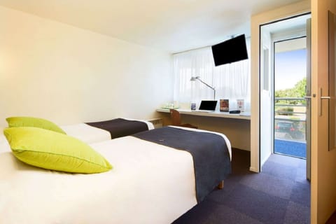 Standard Room, 2 Twin Beds | Bathroom | Eco-friendly toiletries, hair dryer, towels
