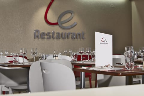 Breakfast, lunch, dinner served; French cuisine 