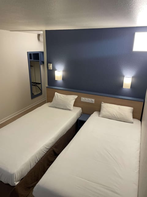 Standard Room, 2 Twin Beds | Desk, laptop workspace, blackout drapes, free WiFi