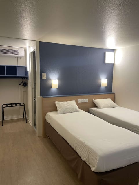 Standard Room, 2 Twin Beds | Desk, laptop workspace, blackout drapes, free WiFi