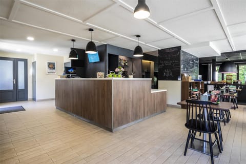 Breakfast, lunch, dinner served; French cuisine 