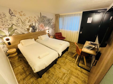 Standard Room, 2 Twin Beds | Premium bedding, desk, laptop workspace, blackout drapes