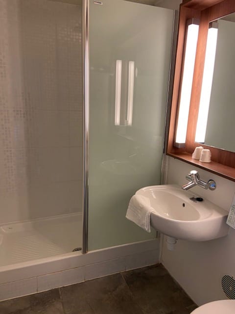 Standard Room, 2 Twin Beds | Bathroom | Eco-friendly toiletries, towels