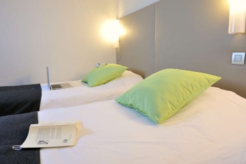Standard Room, 2 Twin Beds | Desk, blackout drapes, free WiFi, bed sheets