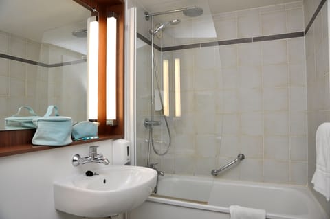 Combined shower/tub, free toiletries, hair dryer, towels