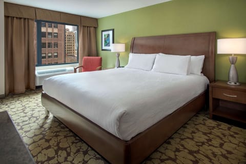 Premium bedding, in-room safe, soundproofing, free WiFi