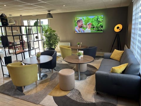 Serves lunch and dinner