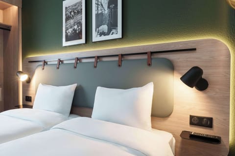 Standard Room, 2 Twin Beds | Premium bedding, desk, laptop workspace, blackout drapes