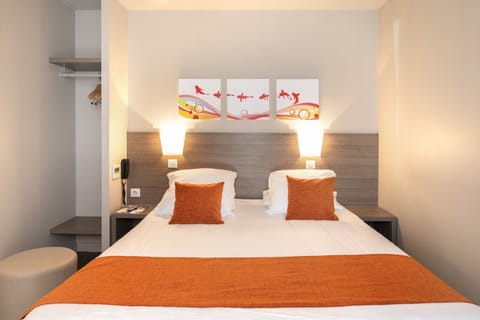 Standard Room, 1 Queen Bed | Desk, free WiFi, bed sheets