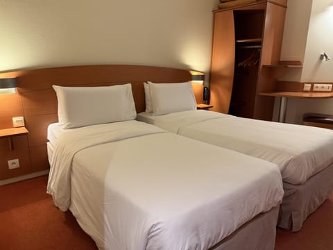 Desk, blackout drapes, soundproofing, free WiFi