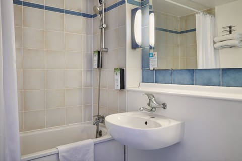 Combined shower/tub, eco-friendly toiletries, towels