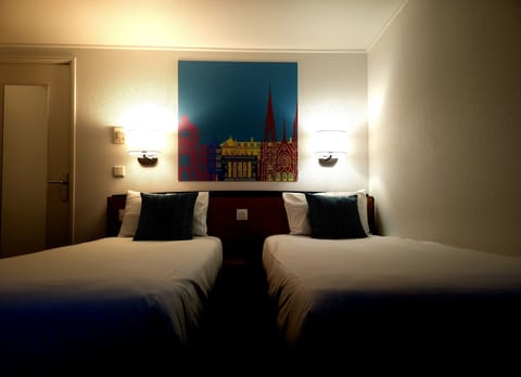 Standard Room, 2 Twin Beds | Premium bedding, desk, blackout drapes, iron/ironing board