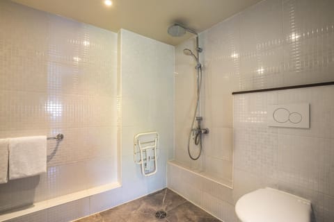 Standard Room, 1 Double Bed | Accessible bathroom