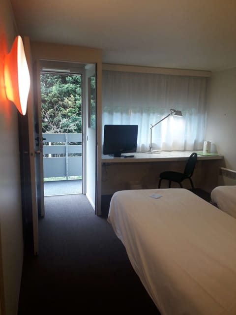 Standard Room, 2 Twin Beds | Premium bedding, desk, blackout drapes, iron/ironing board