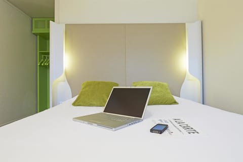 Standard Room, 1 Double Bed | Premium bedding, desk, blackout drapes, iron/ironing board