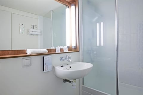 Rainfall showerhead, eco-friendly toiletries, hair dryer, towels