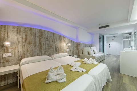 Junior Suite | Bathroom | Shower, free toiletries, hair dryer, towels