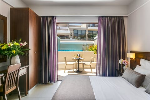 Junior Suite with Private Pool | Minibar, in-room safe, desk, blackout drapes