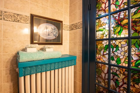 Deluxe Suite, 1 Queen Bed, Kitchenette (8) | Bathroom | Combined shower/tub, free toiletries, hair dryer, towels