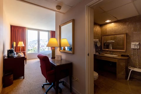 Standard Room, 1 King Bed | Bathroom | Shower, eco-friendly toiletries, towels, soap