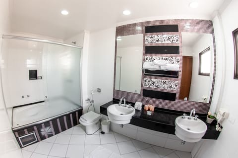 Luxury Double Room | Bathroom | Towels