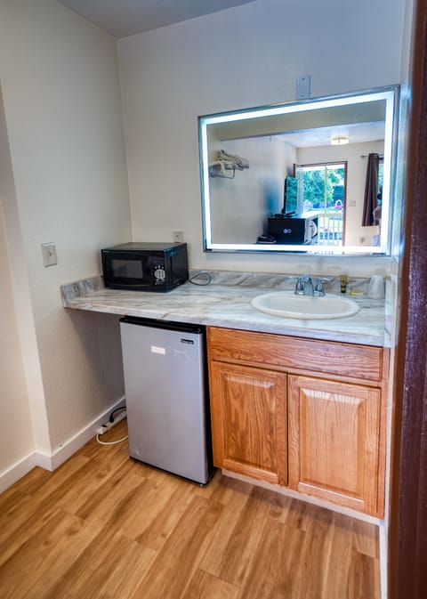 Combined shower/tub, free toiletries, towels