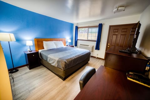 Basic Room, 1 King Bed, Non Smoking | Free WiFi, bed sheets