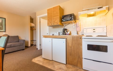 Suite, 1 Bedroom | Private kitchen | Fridge, microwave, coffee/tea maker