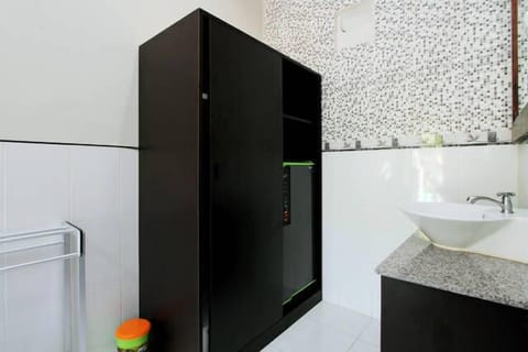 Standard Double Room | Bathroom | Shower, free toiletries, towels