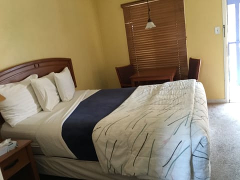 Standard Room, 1 Queen Bed | Desk, free WiFi, bed sheets