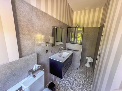 La Pavane | Bathroom | Hair dryer, towels, soap, shampoo