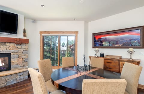 Dining area with seating for 6