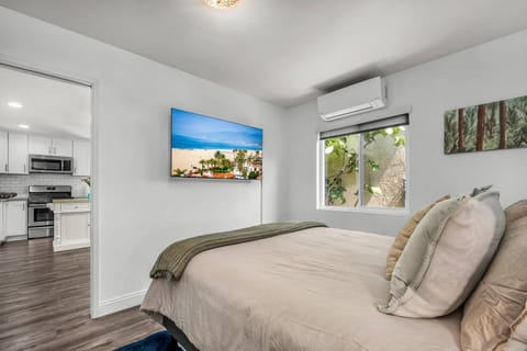 Primary bedroom with Queen size bed, AC split, ensuite full bathroom and 55" SmartTV