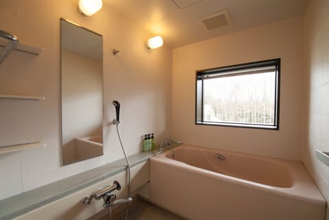 Suite, Mountainside | Bathroom | Combined shower/tub, free toiletries, hair dryer, slippers