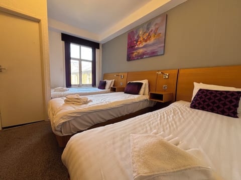 Triple Room | Free cribs/infant beds, free WiFi, bed sheets