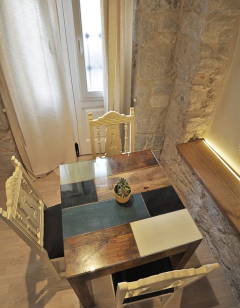 Room, 1 Bedroom, Smoking | Dining room