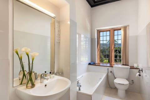 Superior Twin Room, Garden View | Bathroom | Free toiletries, hair dryer, towels