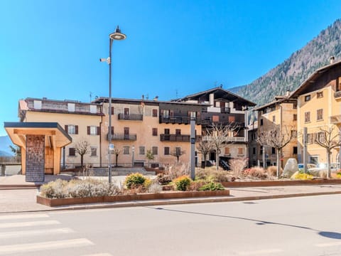 Residential Area, Shrub, Roof, Home, Cottage, Driveway, Estate, Siding, Landscaping, Yard