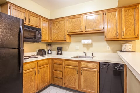 Premium Suite | Private kitchen | Microwave, stovetop, coffee/tea maker, toaster