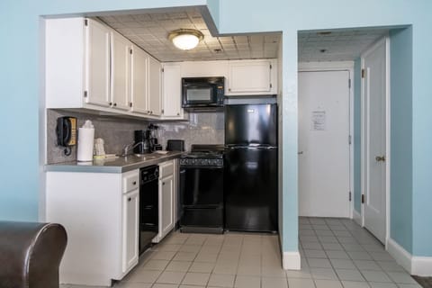 Suite, 1 Bedroom | Private kitchen | Microwave, stovetop, coffee/tea maker, toaster