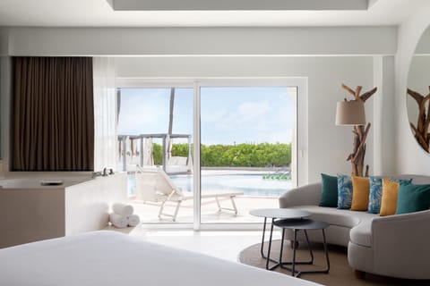 Junior Suite Swim-Up Oceanfront - 1 King Bed | Premium bedding, down comforters, pillowtop beds, free minibar