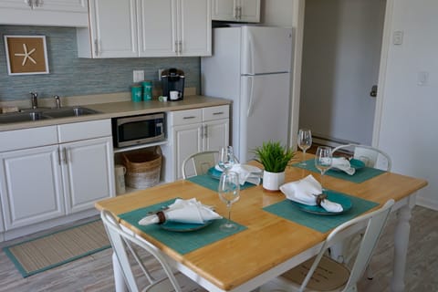 Cottage Penthouse, 2 Bedroom Suite with 1 King and 1 Queen, Full Kitchen | In-room dining