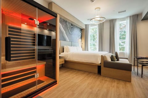 Suite (Wellness King) | In-room safe, laptop workspace, blackout drapes, soundproofing