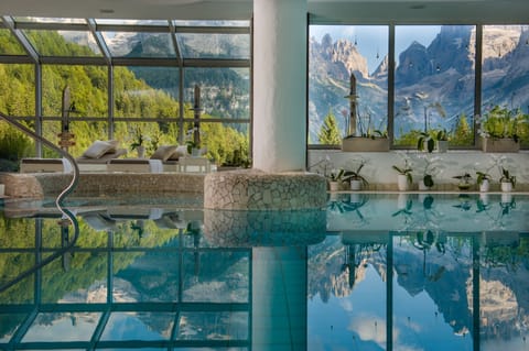 Indoor pool, sun loungers