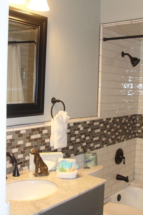 Exclusive Studio Suite, Kitchen, Mountain View | Bathroom | Designer toiletries, hair dryer, towels