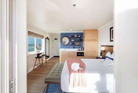 Panoramic Double Room, Private Bathroom, Ocean View (Bayview Oceanfront) | Room amenity