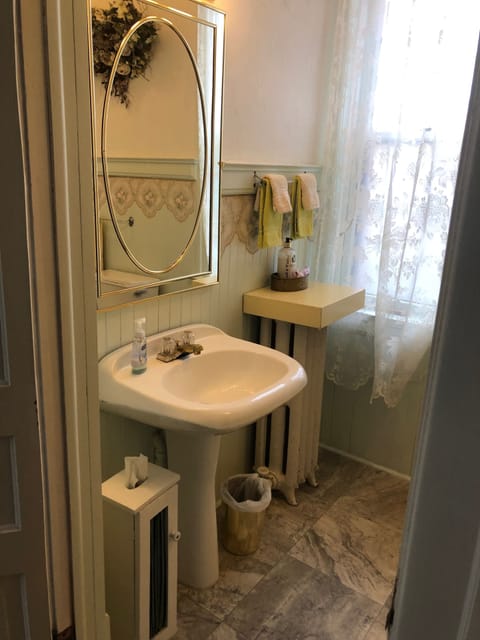 Room, 1 Queen Bed | Bathroom | Free toiletries, hair dryer, towels, soap