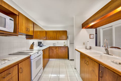 2 Bedroom Fairway View | Private kitchen | Fridge, microwave, coffee/tea maker, toaster