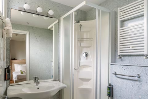 Standard Single Room | Bathroom | Combined shower/tub, rainfall showerhead, bidet, towels